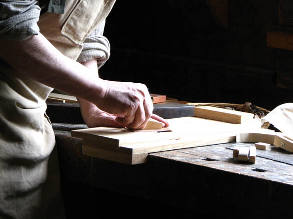 Nacemos de la influencia y formación  heredada en el sector de la <strong>carpintería de madera y ebanistería  en Narón.</strong>