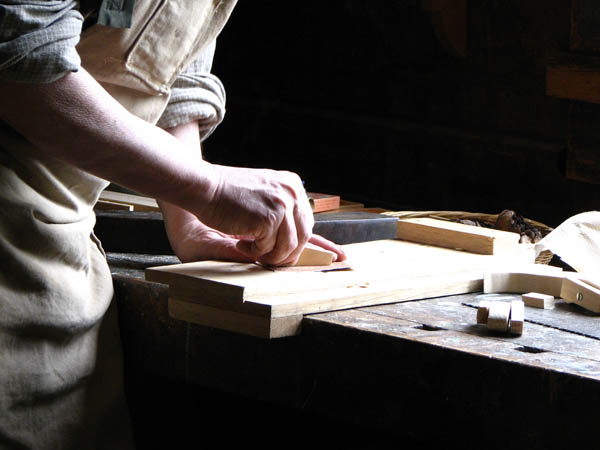 Nacemos de la influencia y formaciÃ³n  heredada en el sector de la <strong>carpinterÃ­a de madera y ebanisterÃ­a  en NarÃ³n.</strong>